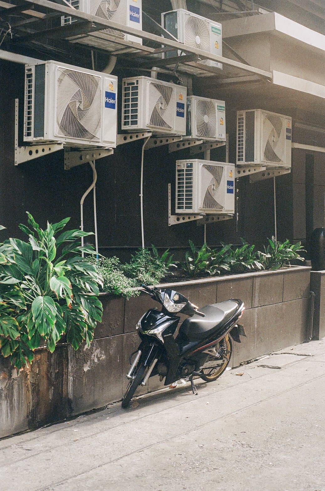 Barthelemy de Mazenod | Travel | A scooter in the streets of Bangkok, Thailand
