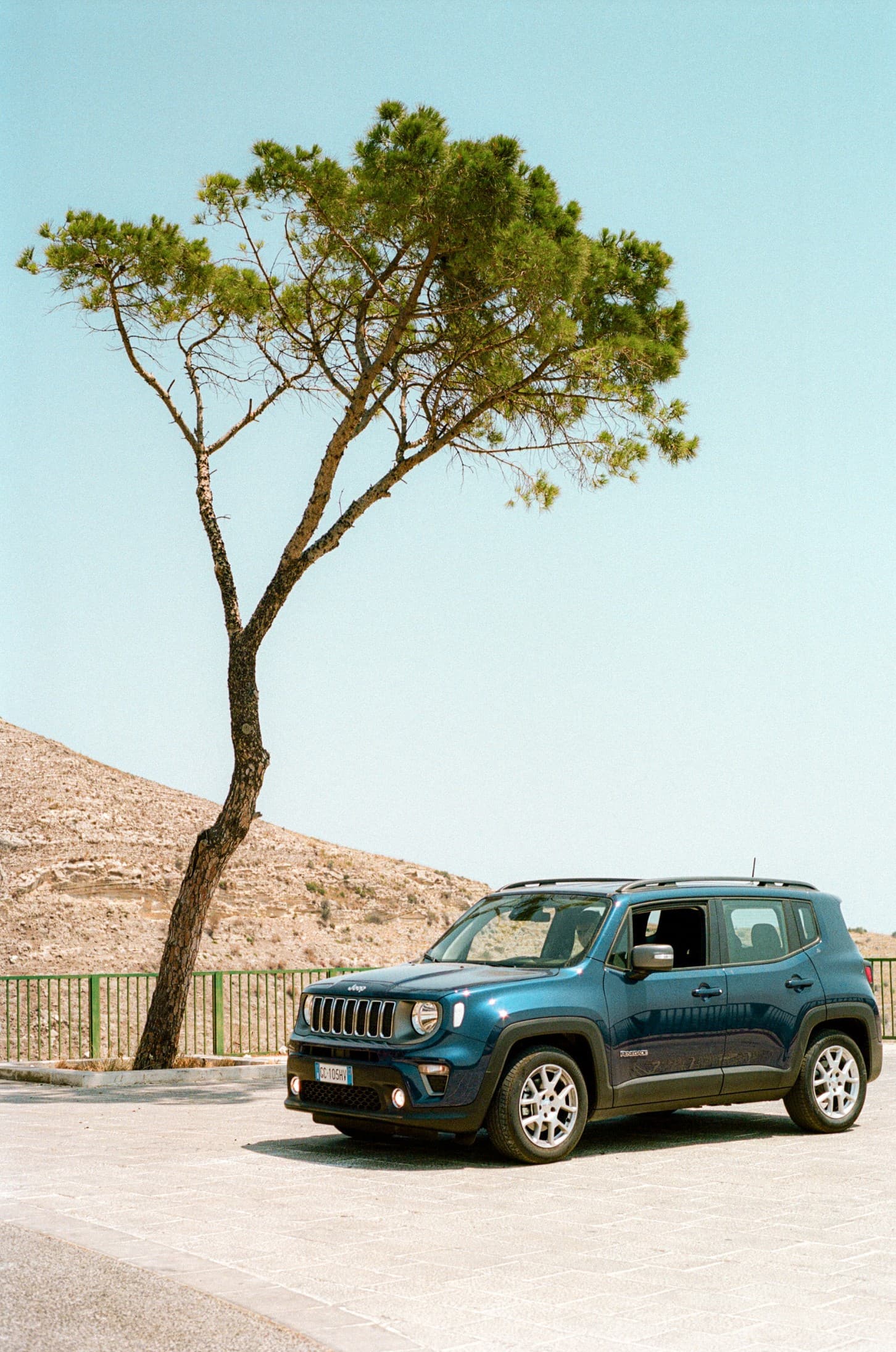 Barthelemy de Mazenod | Travel | A Jeep parked in the middle of nowhere in Sicily